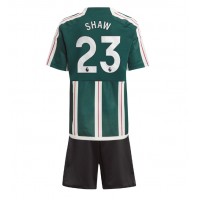 Camiseta Manchester United Luke Shaw #23 Segunda Equipación Replica 2023-24 para niños mangas cortas (+ Pantalones cortos)